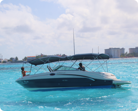 Pareja disfrutando un paseo romántico en yate