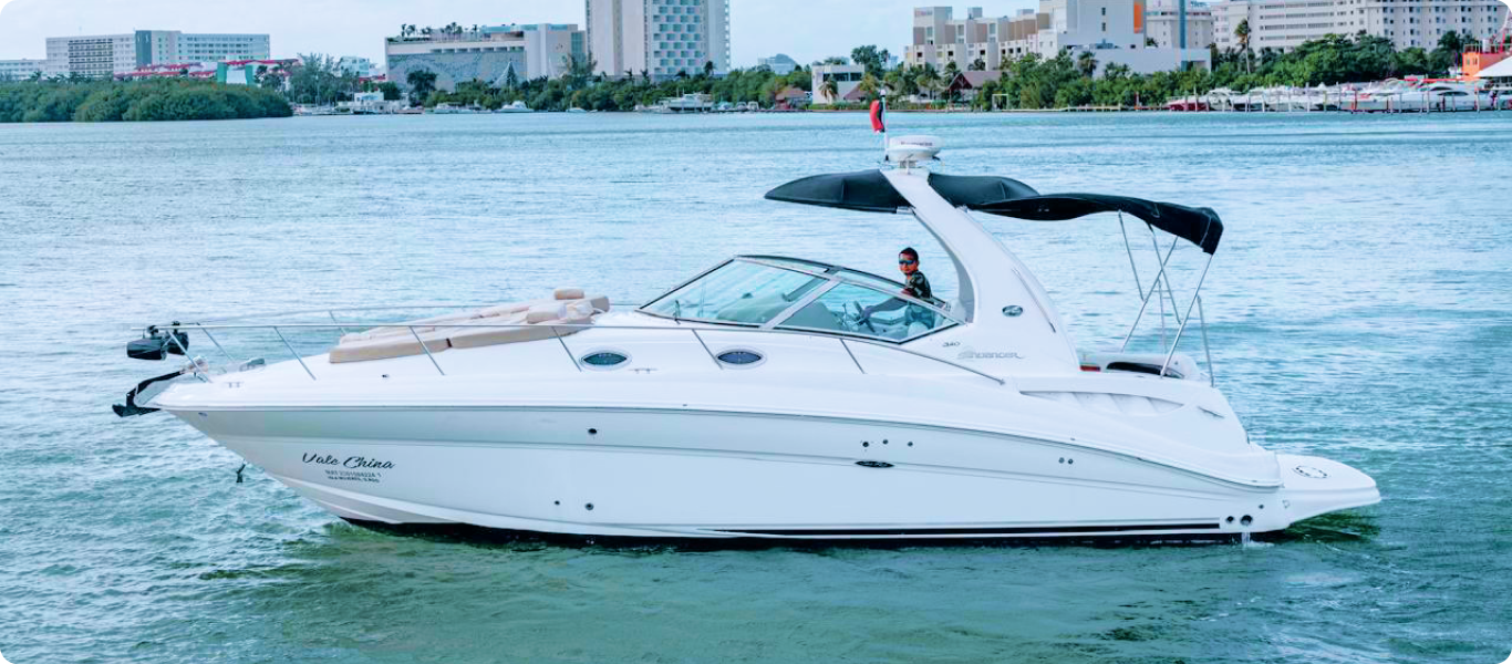 Grupo de amigos celebrando en yate en Cancún