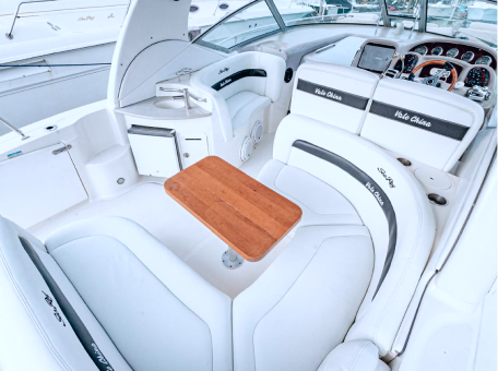 Vista panorámica del mar Caribe desde el yate